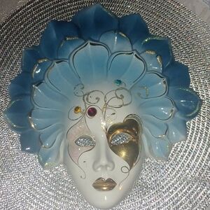 Wall décor in blue gold and white